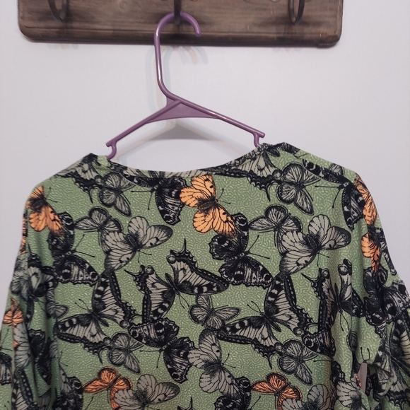 Lularoe butterfly print Irma XS oversized flowy - Picture 6 of 8